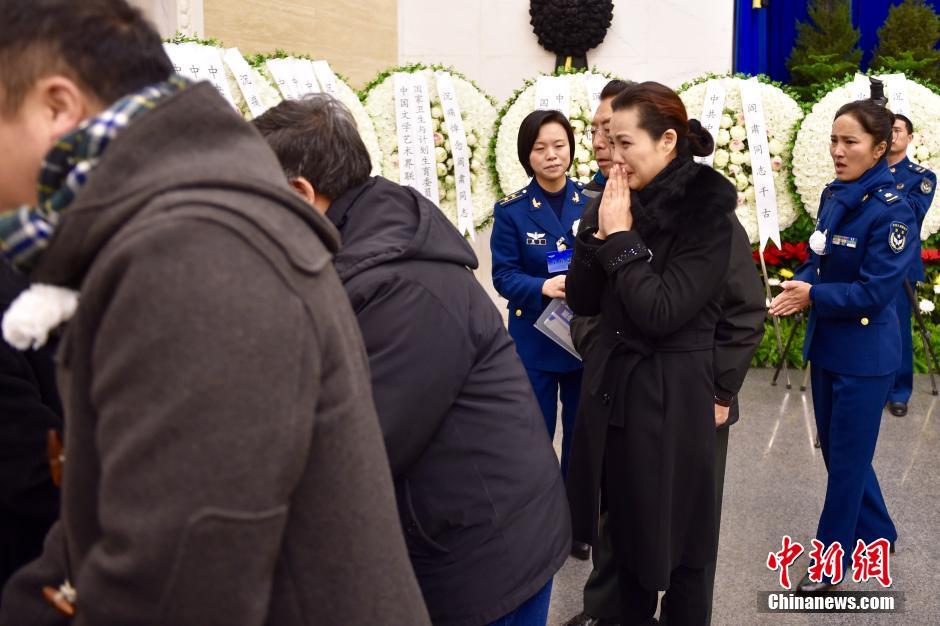 组图: 阎肃追悼会 肃穆 李双江安慰家属梦鸽痛哭