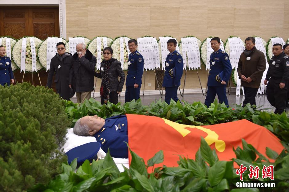 组图: 阎肃追悼会 肃穆 李双江安慰家属梦鸽痛哭