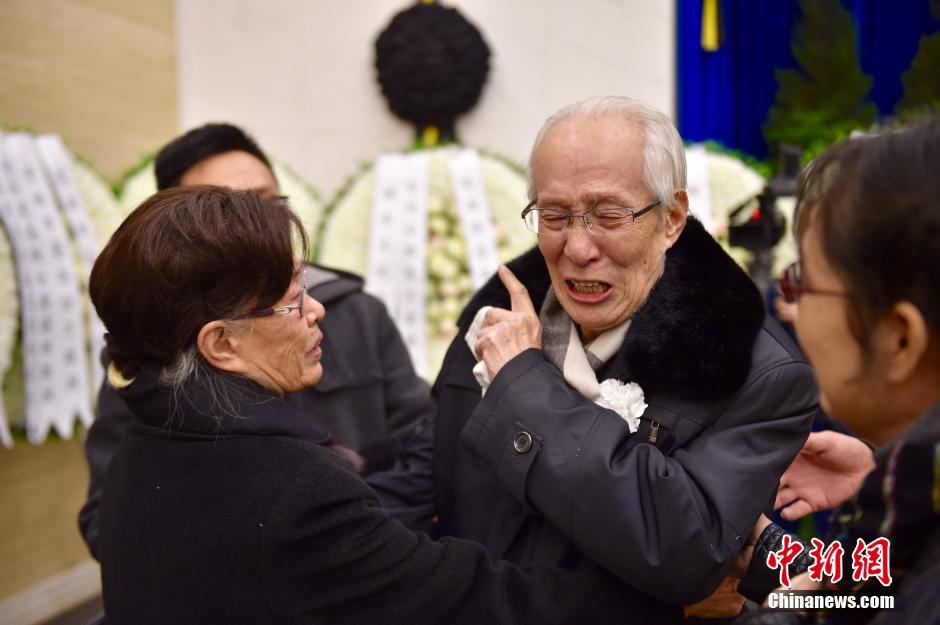 组图: 阎肃追悼会 肃穆 李双江安慰家属梦鸽痛哭