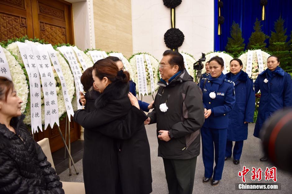 组图: 阎肃追悼会 肃穆 李双江安慰家属梦鸽痛哭