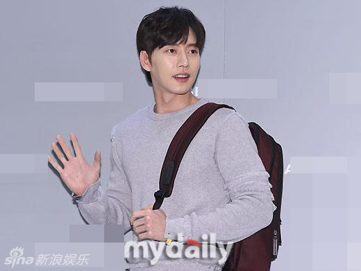 学长好帅!《奶酪陷阱》朴海镇背双肩包似学生