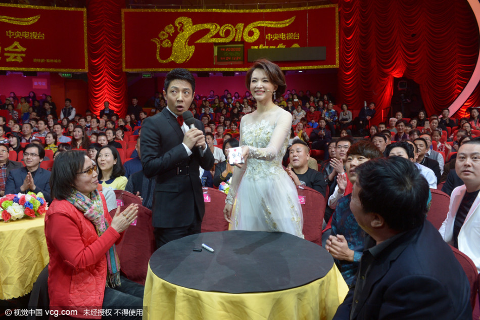  央视元宵晚会 :董卿变魔术许嵩献唱[1]- 中国日报