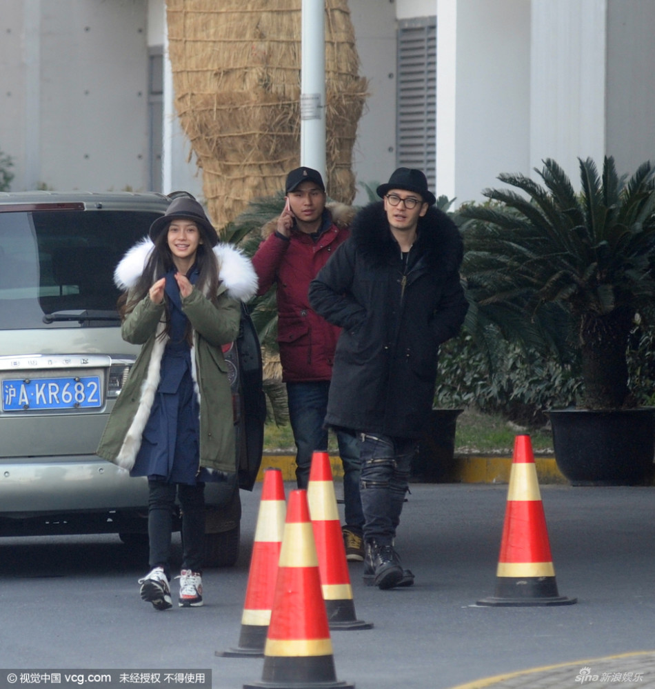 组图:超恩爱!黄晓明机场体贴帮Baby穿衣[3]