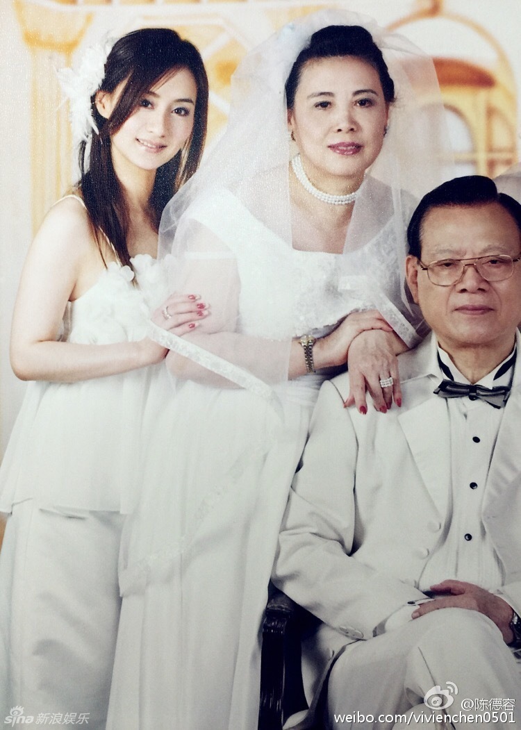 一家三口婚纱照图片_张馨予一家三口婚纱照