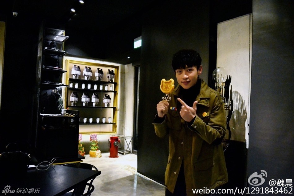 魏晨光顾昆凌咖啡店 两人亲切交谈关系好