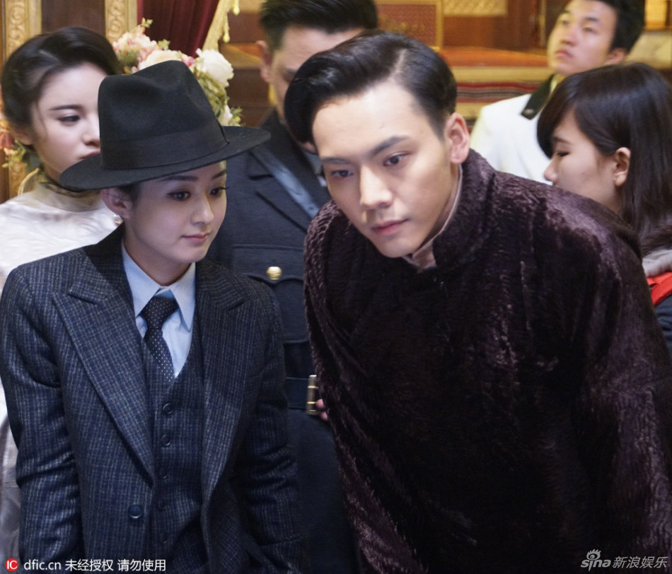 组图:赵丽颖黑西装英气逼人 与陈伟霆对视甜笑 - 国内新闻 - 中国日报网