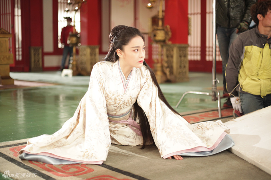 張馨予曝《思美人》片場幕后花絮照 自稱有罰跪神器