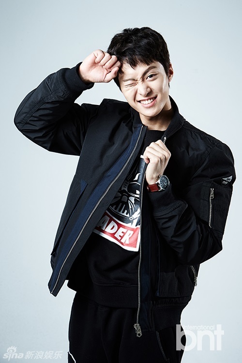 韩星孔明拍时尚写真 变身雅痞搞怪大男孩 -- 佛