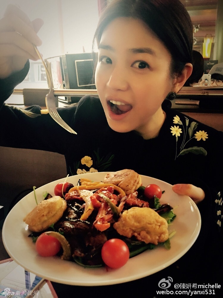 组图:陈妍希巴黎享受美食 黑色look耍酷卖萌_高清图集