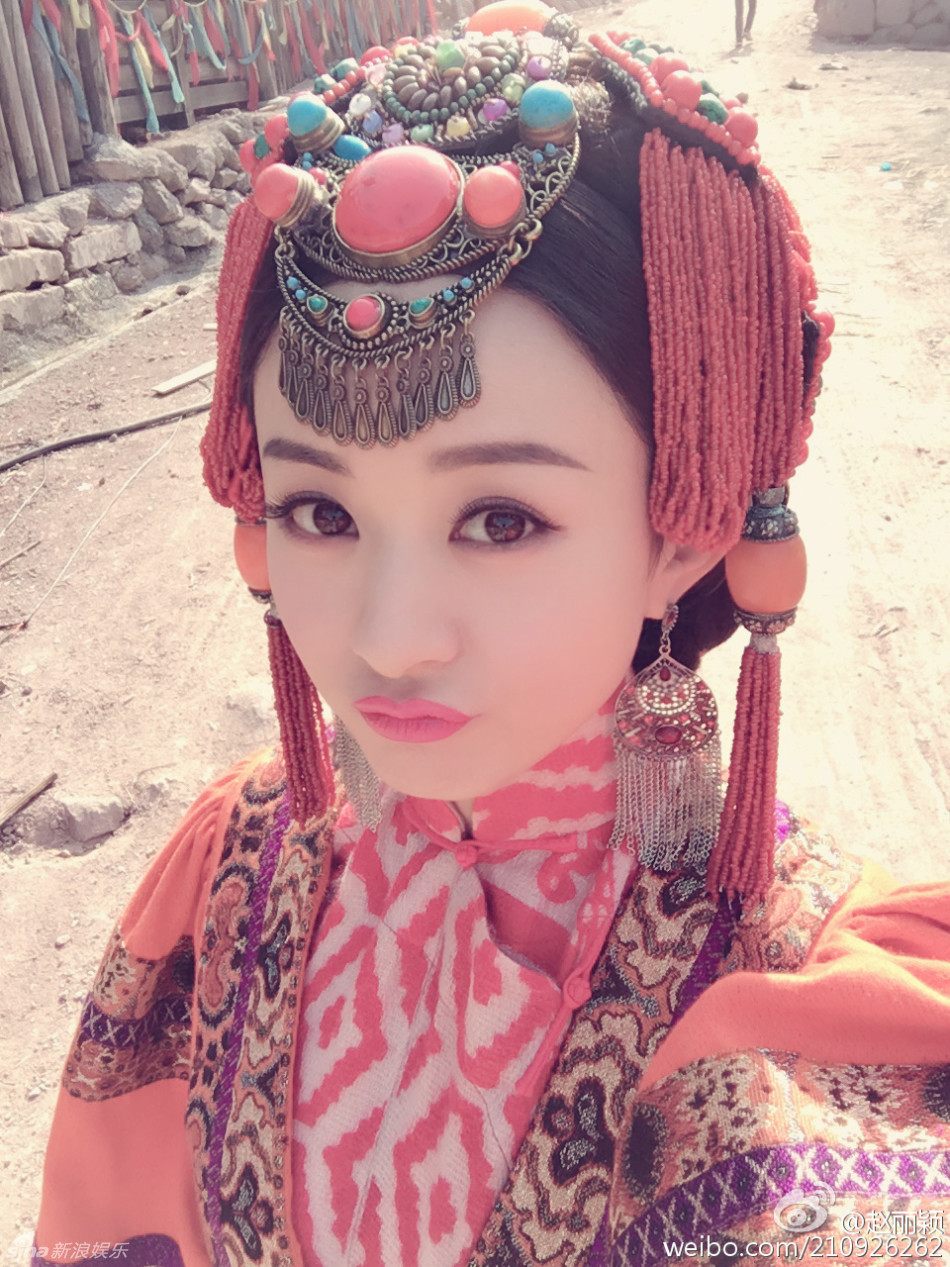 组图:颜值巅峰!赵丽颖晒自拍 民族风红艳逼人