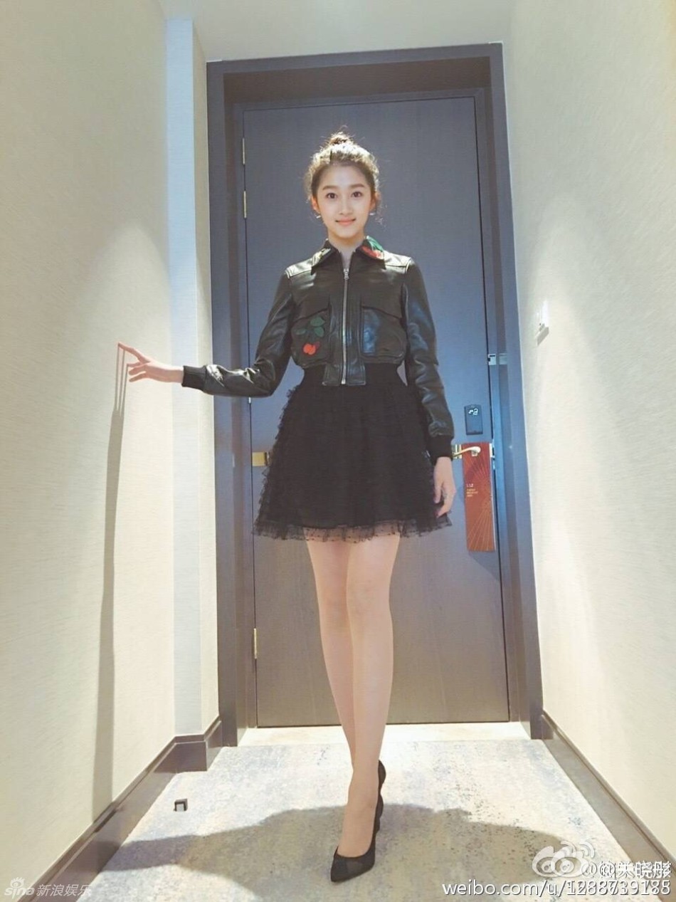 头像:18岁关晓彤穿头像露白皙长腿亭亭玉立笔画图片女生简组图短裙性感图片