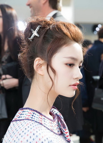 林允甜美风现身巴黎秀场 嘟嘴卖萌秀可爱 - 手