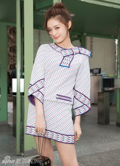 林允甜美风现身巴黎秀场 嘟嘴卖萌秀可爱 - 手