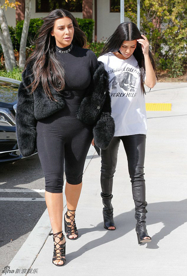 组图:卡戴珊紧身衣出门 脖戴刻baby名字的项链