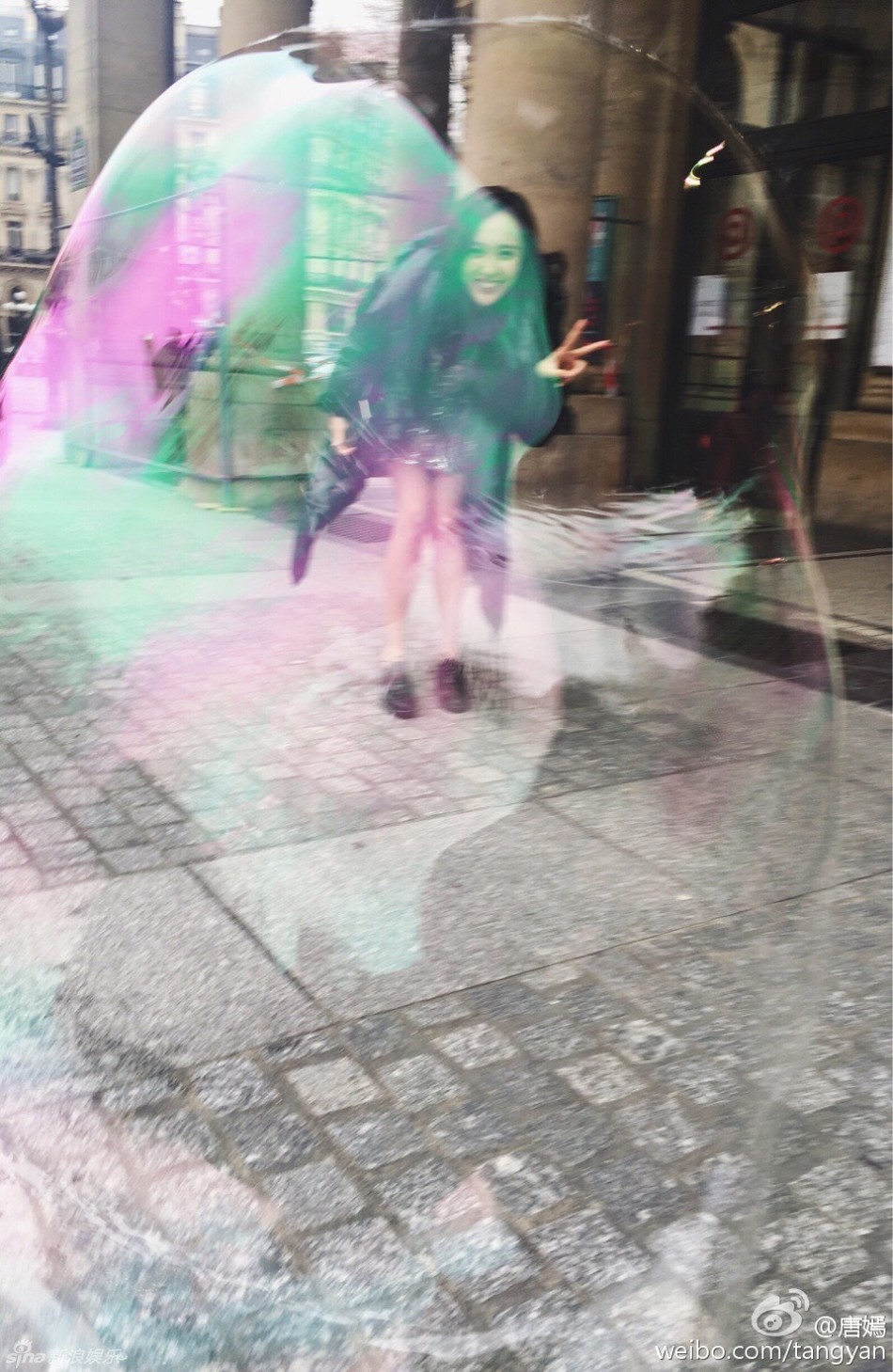 组图:唐嫣巴黎街头玩泡泡 裸露美腿无惧严寒