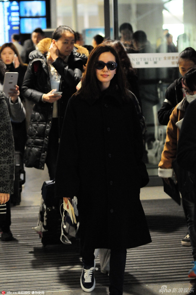 组图:刘诗诗黑超遮面现身 满脸甜蜜显好气色