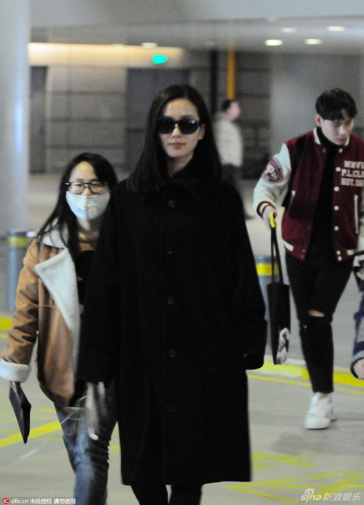 组图:刘诗诗黑超遮面现身 满脸甜蜜显好气色