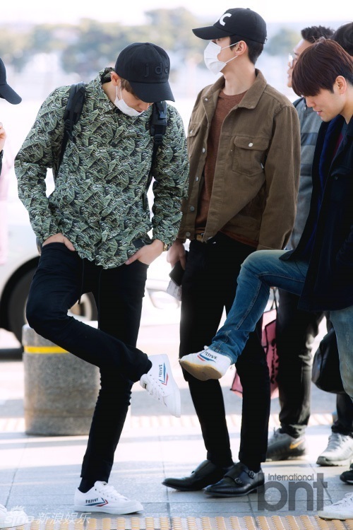 组图:EXO现身机场 灿烈与经纪人穿同款鞋[3]- 