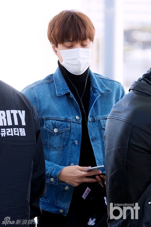 组图:EXO现身机场 灿烈与经纪人穿同款鞋[10]