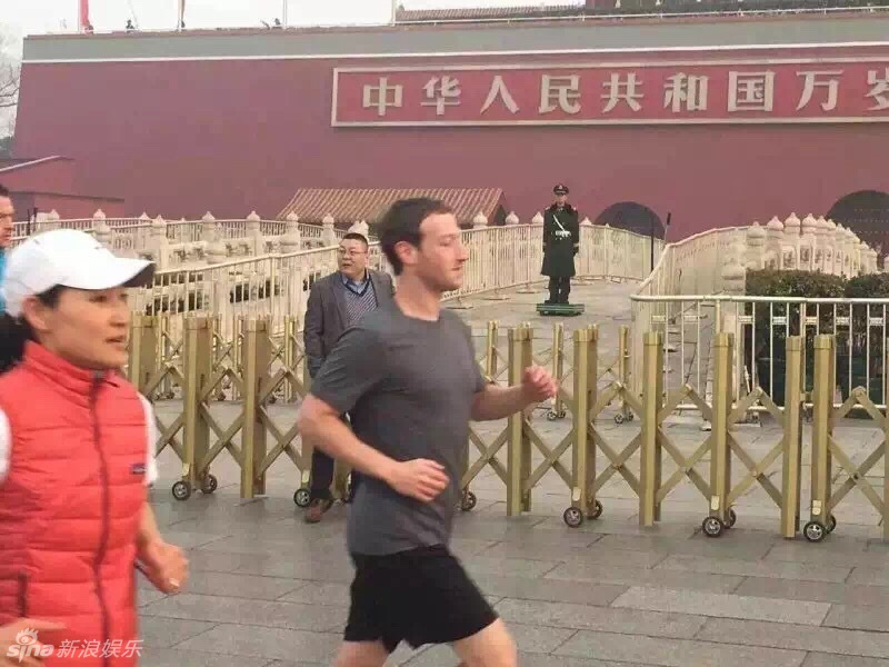 组图:不惧雾霾天！FB创始人扎克伯格天安门晨跑
