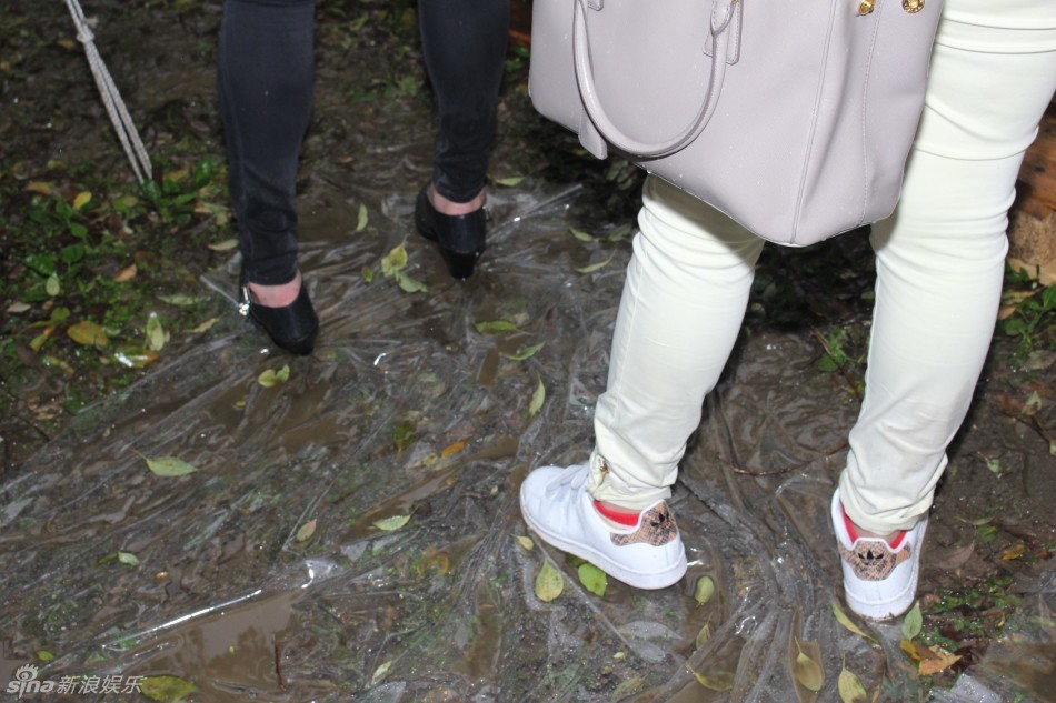 组图:模特冒雨走秀 宾客踩烂泥看秀成奇景_高清图集_新浪网