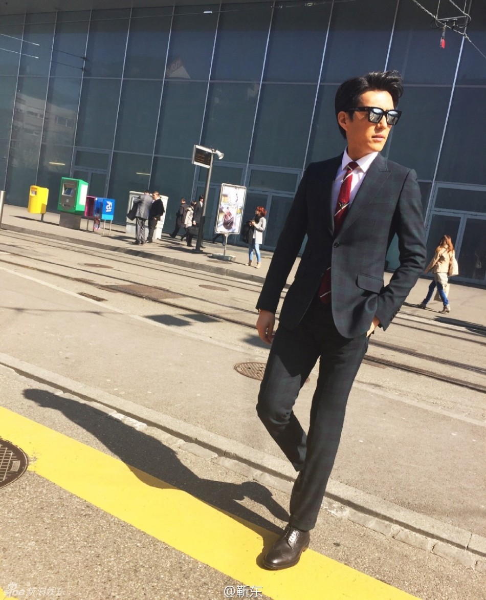 行走的衣架!靳东西装革履 秀长腿似霸道总裁