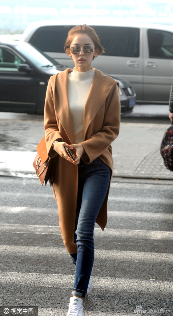 组图:古力娜扎潇洒现身机场宛若走秀-中国学网