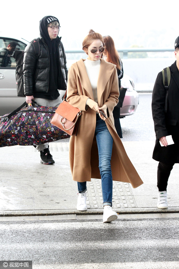 组图:古力娜扎潇洒现身机场宛若走秀-中国学网