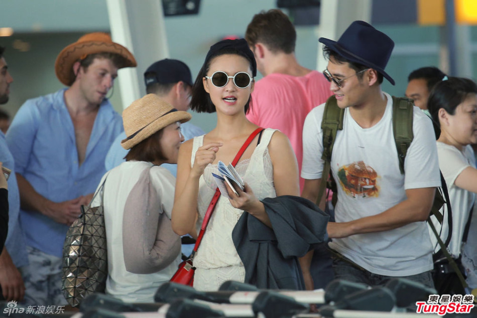 组图:怀上了?张歆艺小腹隆起穿平底鞋现身-中