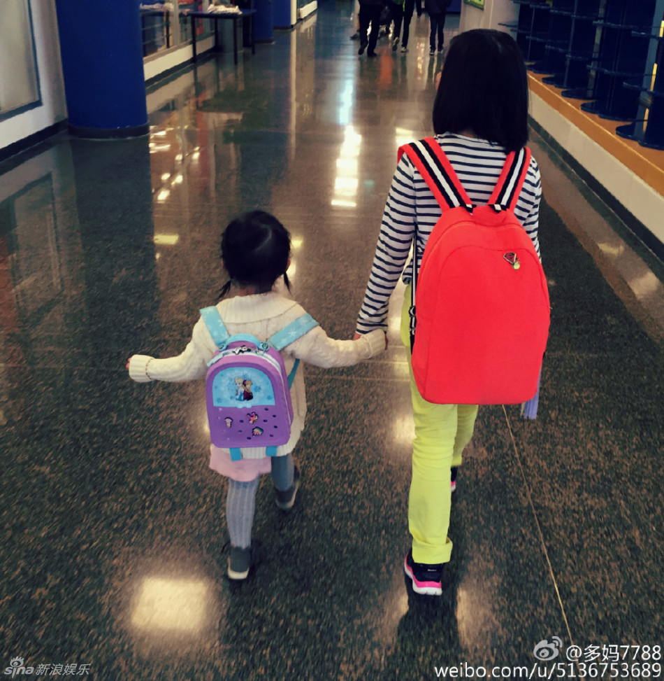 组图:多多放学多妹等待 姐妹花背书包牵手温馨