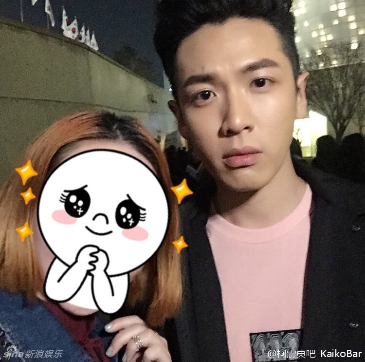 组图:柯震东亮相首尔时装周 头牌看秀街头拍照