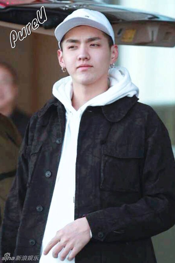 组图:吴亦凡帅气有型 伸手比心暖化粉丝心_高清图集