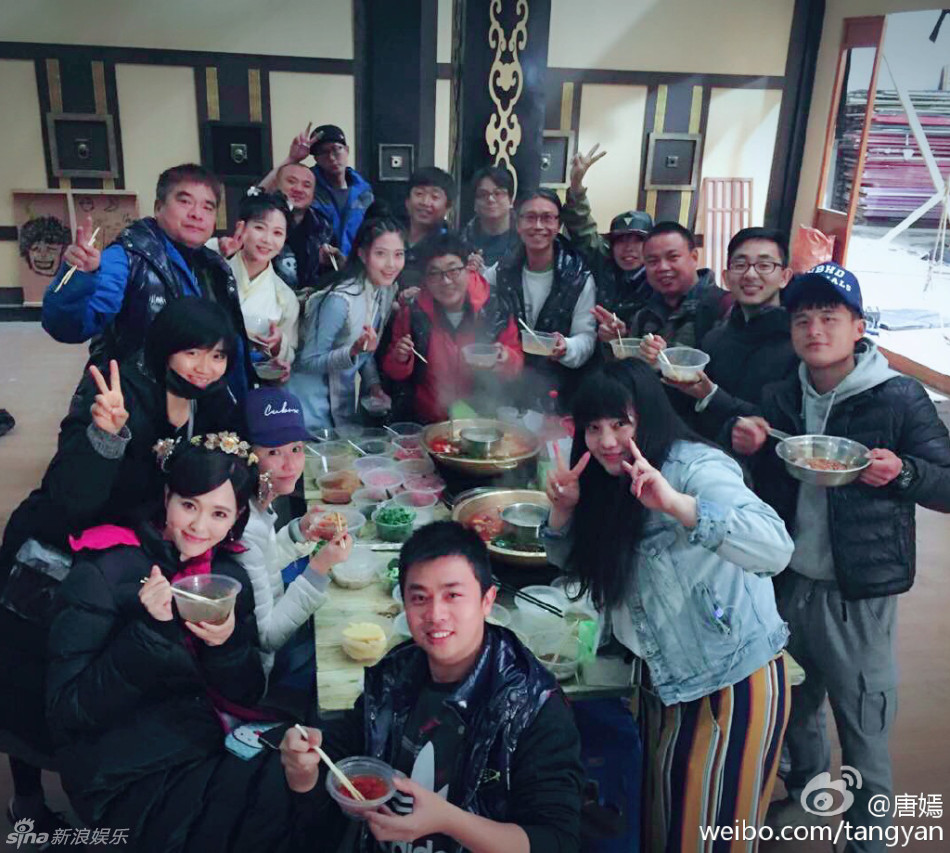 组图:唐嫣《锦绣未央》将杀青 海吃火锅笑容甜