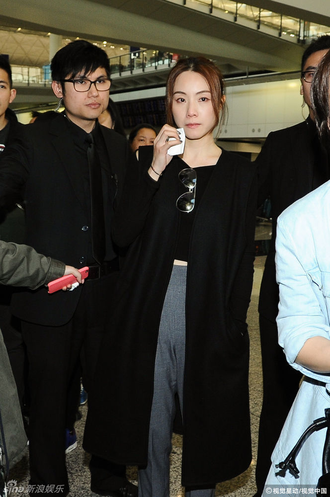 图片: 邓丽欣分手 后 首现身 面容憔悴 谈恋情落泪