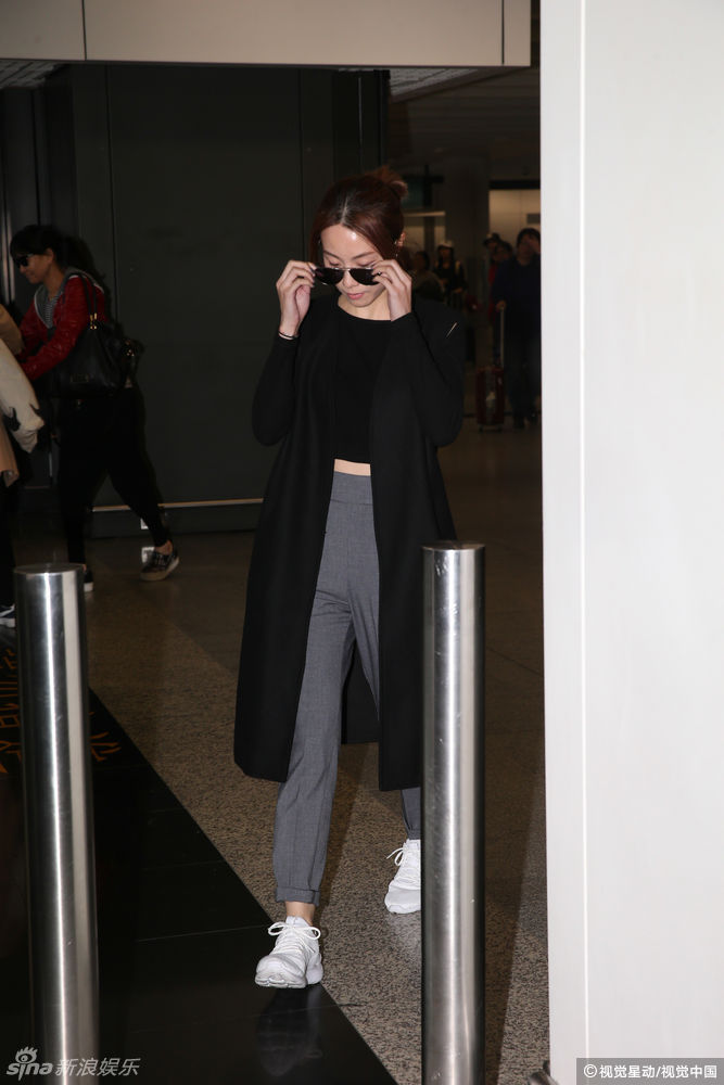 图片: 邓丽欣分手 后 首现身 面容憔悴 谈恋情落泪