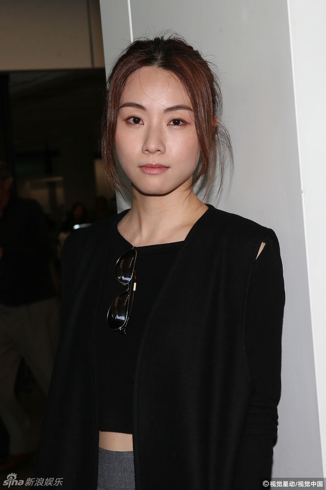 图片: 邓丽欣分手 后 首现身 面容憔悴 谈恋情落泪