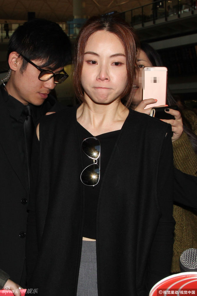 图片: 邓丽欣分手 后 首现身 面容憔悴 谈恋情落泪