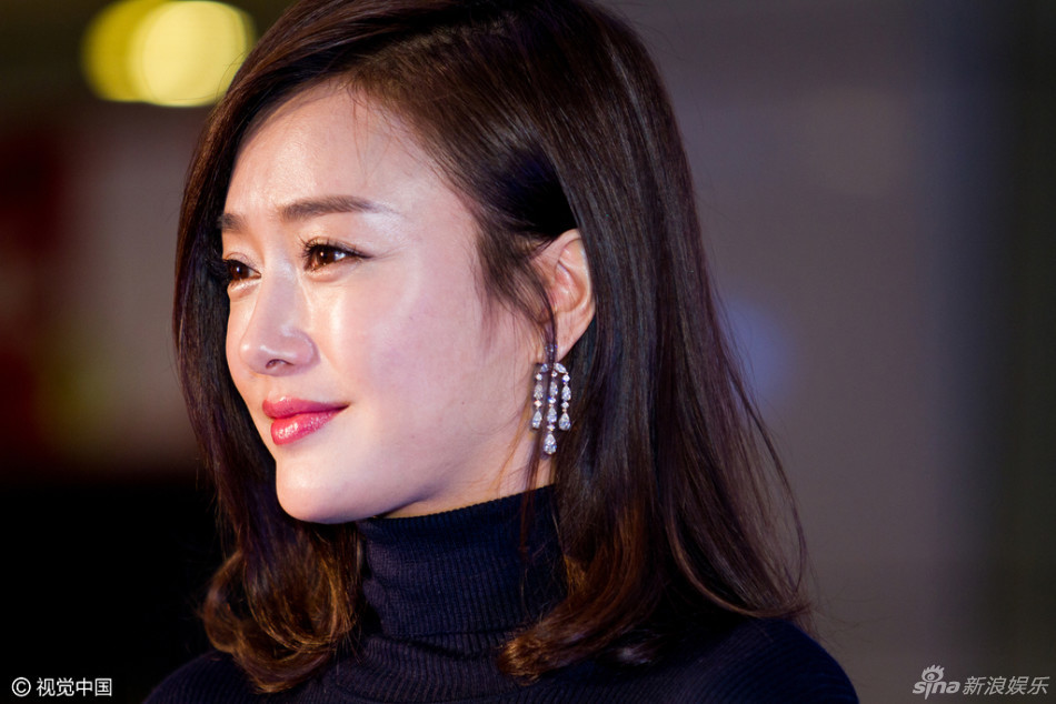 组图:秦岚现身贵阳做公益 脸部浮肿笑容僵硬