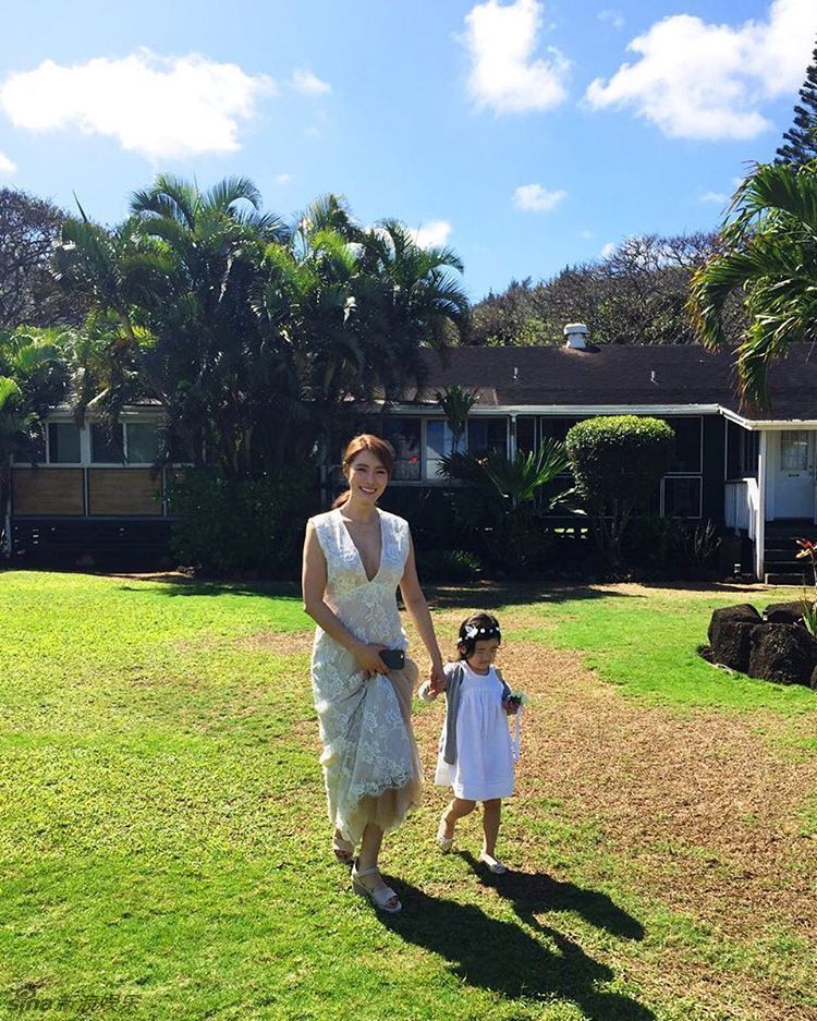 组图:韩女星朴嘉熙大婚 性感低胸白裙挽新郎