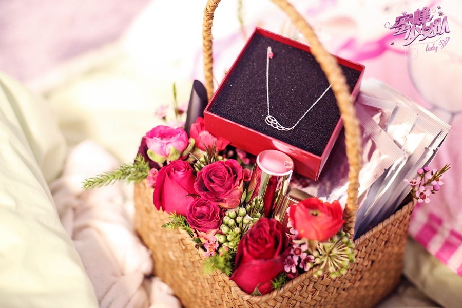 谢霆锋偷进女生宿舍送惊喜 反弄巧成拙