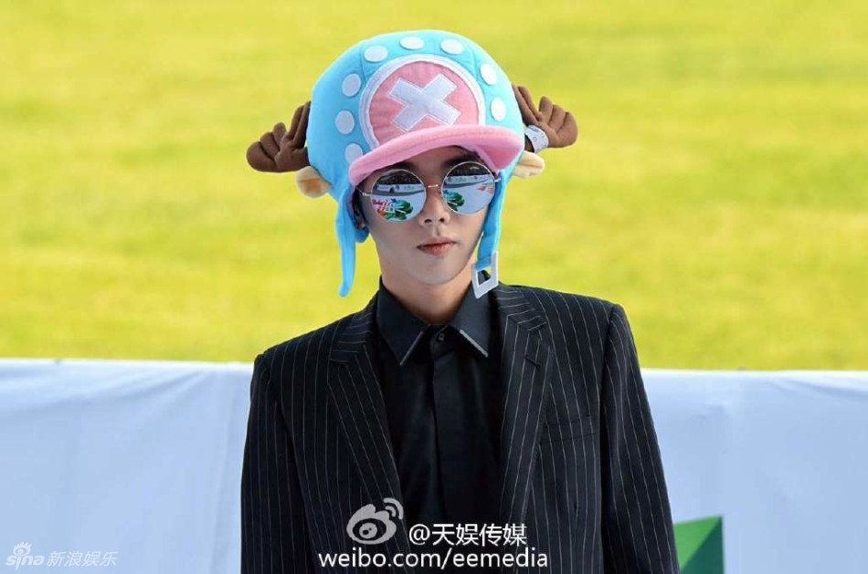 组图:同毯!邓紫棋美背全露 华晨宇戴卡通帽童真