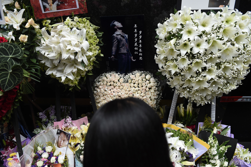 各地荣迷齐聚悼念 文华酒店花海胜似往年