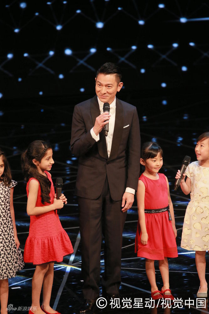 刘德华金像舞台带娃卖萌逗乐