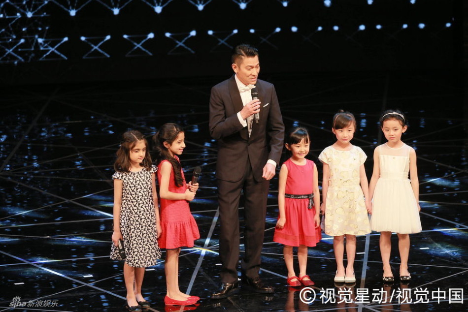 刘德华金像舞台带娃 卖萌逗乐显父爱