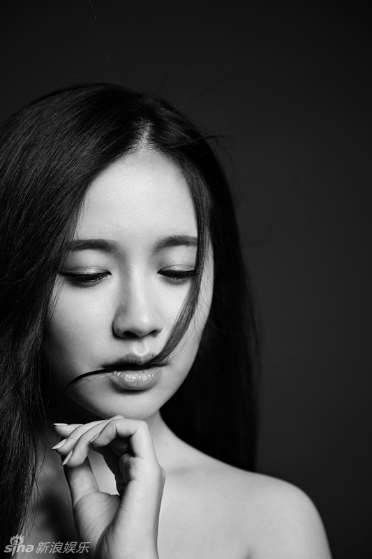 组图:李明珠黑白写真曝光 优雅甜美显性感(组图)