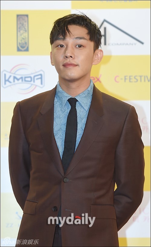 组图:韩星Clara超深V亮相 金惠秀傲人上围吸睛