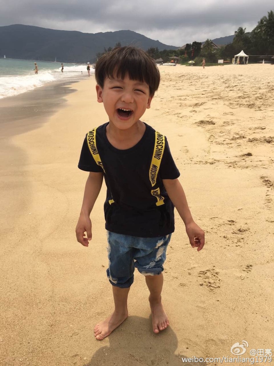 森碟海边写字 小儿子像极田亮