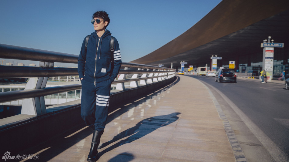 组图:冯绍峰街拍玩酷帅气变身邻家学长-中国学