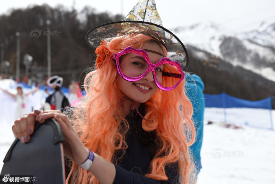 组图：俄罗斯举办比基尼滑雪赛 欲破世界纪录