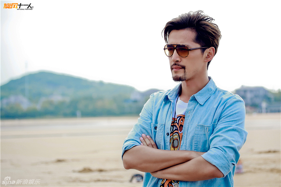 《旋风十一人》胡歌墨镜炫 被赞最帅教练